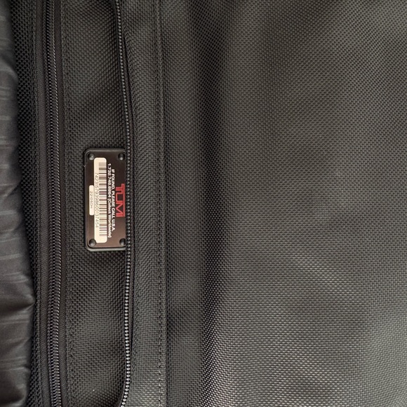 EUC Tumi black nylon messenger bag - Picture 3 of 6